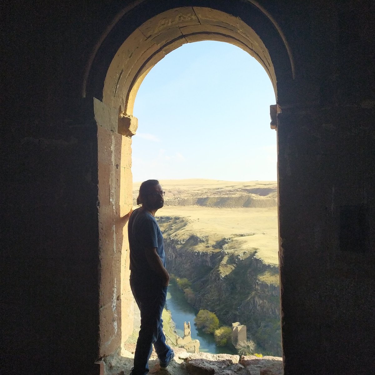 Ah benim mavi yalnızlığım,
Alıp başını gitmeli insan bazen,
Bazen işte,
Sevmekten kanayan bağrının acısını her hissettiğinde…
#AdemÖzbay