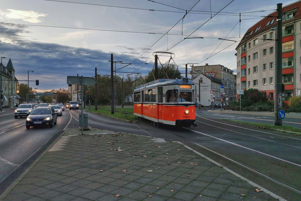 mirkosw's tweet photo. Seit langer Zeit war der Oldie (gefertigt im Jahr 1958 als Prototyp der in den darauf folgenden Jahren gebauten Großraumzüge) aus dem Waggonbau Ammendorf/Gotha wieder auf Sonderfahrt. Seit 1990 ist das Fahrzeug im Bestand des Denkmalverein Nahverkehr. #tde58 #MadeinGDR https://t.co/Ikti87pCzl