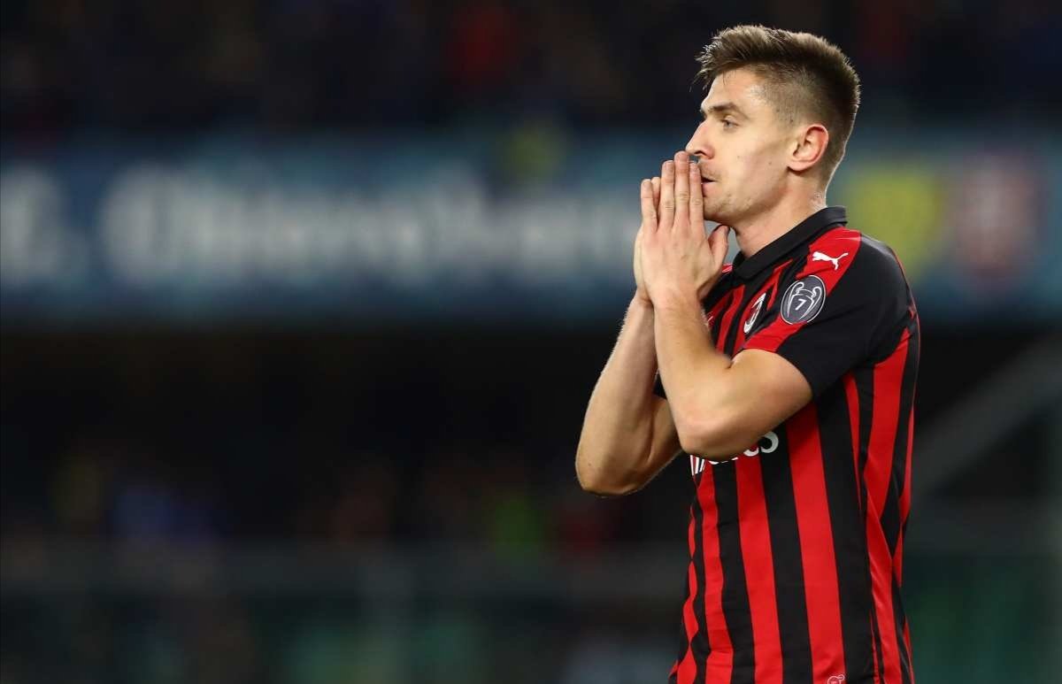 NaszFutbol's tweet photo. Krzysztof #Piątek stracił na zmianie trenera.
Stefano #Pioli umieścił go dziś tylko na ławce rezerwowych #Milanu... 😕 https://t.co/SuYZenlGtZ