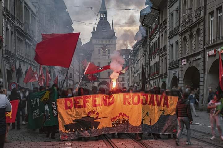 berngegenrechts's tweet image. Gestern haben etwa 2000 solidarische Menschen ihre Wut lautstark gegen Erdogans Genozid auf die Strassen Berns getragen.
Biji berxwedana Rojava!
Krieg dem Krieg!
#riseup4rojava
#fight4rojava #rojava #berngegenrechts #killerdogan