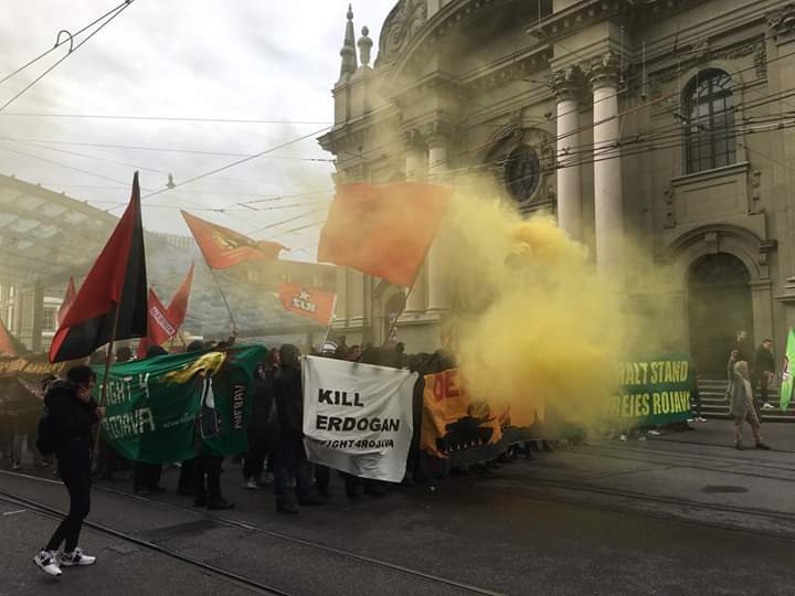 berngegenrechts's tweet image. Gestern haben etwa 2000 solidarische Menschen ihre Wut lautstark gegen Erdogans Genozid auf die Strassen Berns getragen.
Biji berxwedana Rojava!
Krieg dem Krieg!
#riseup4rojava
#fight4rojava #rojava #berngegenrechts #killerdogan