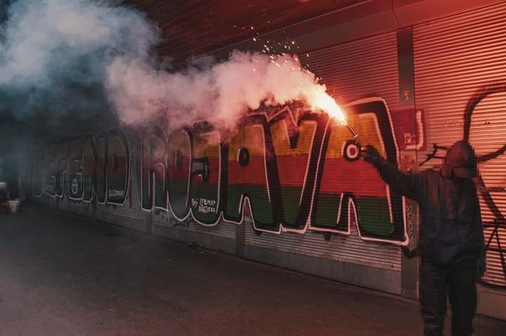 berngegenrechts's tweet image. Gestern haben etwa 2000 solidarische Menschen ihre Wut lautstark gegen Erdogans Genozid auf die Strassen Berns getragen.
Biji berxwedana Rojava!
Krieg dem Krieg!
#riseup4rojava
#fight4rojava #rojava #berngegenrechts #killerdogan
