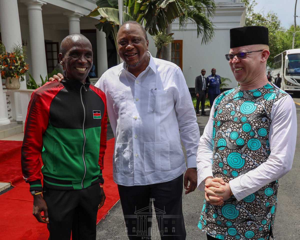 StateHouseKenya's tweet image. &quot;Eliud remains the Greatest of our Time. Our duty is to emulate this enviable level of discipline &amp;amp; determination in our pursuit for a better Kenya. His latest conquest will be a constant reminder that we can achieve the very best, as individuals &amp;amp; as a Nation&quot; ~H.E. Kenyatta