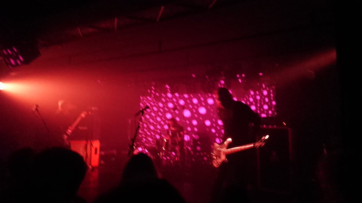 Asuker0's tweet photo. Troisième et dernière journée du Desertfest on commence avec une très bonne découverte Lucy in Blue et son rock prog/psyché très 70s puis Sâver et post-hardcore brut et rentre dedans mais de qualité #DFBE19 https://t.co/PROLPCpiMe