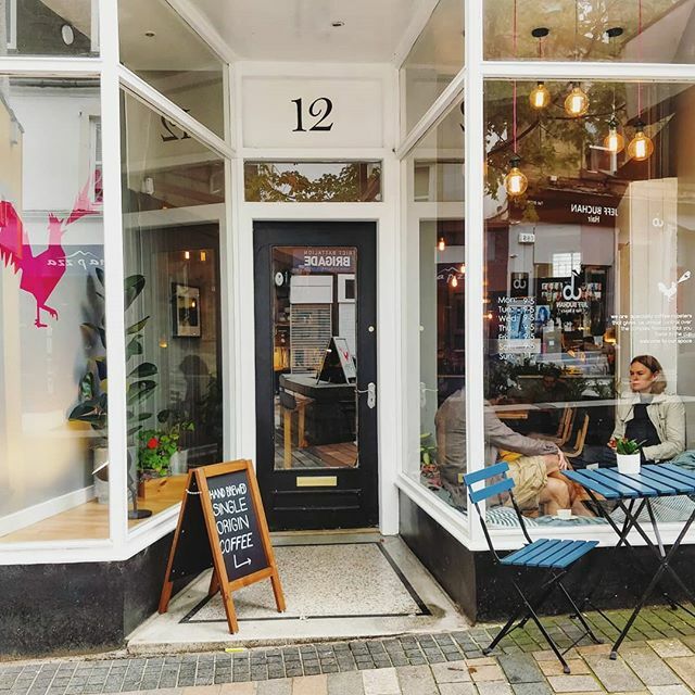 unorthodoxroast's tweet photo. Unorthodox Stirling is on a slope, which means we need to brew our v60s at an angle...
.
.
Joking 😜 #coffeeshopcorners #cosycoffeeshop #stirling #stirlingscotland #outlander #stirlingcastle #coffeeshop #scotland #scotlandcoffeeshop #cafelife #coffeer… https://t.co/HuSyD5ivM6 https://t.co/dpyDArsUqb