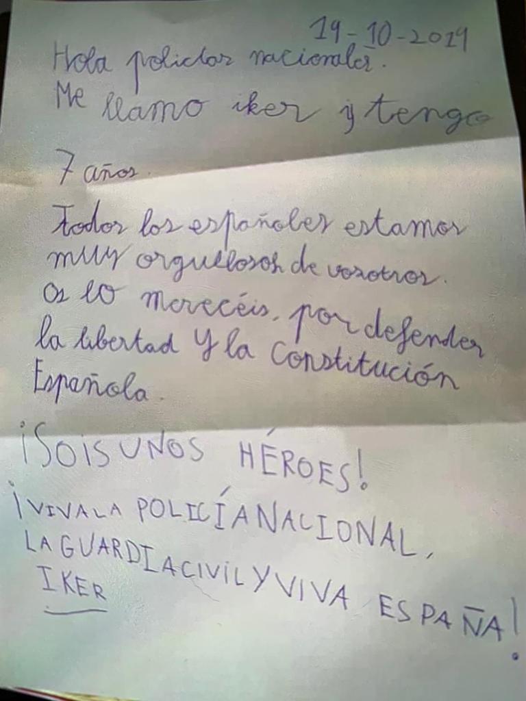 policia's tweet photo. ¡MUCHAS GRACIAS!

a todas las personas que inundan a los @policia en Barcelona con mensajes, obsequios y, sobre todo,

con ILUSIÓN y FUERZA para seguir trabajando contra los violentos y por el libre ejercicio de derechos y libertades.

#SomosUIP #SomosTuPolicía #EstamosPorTi https://t.co/sVkhlhYyq8