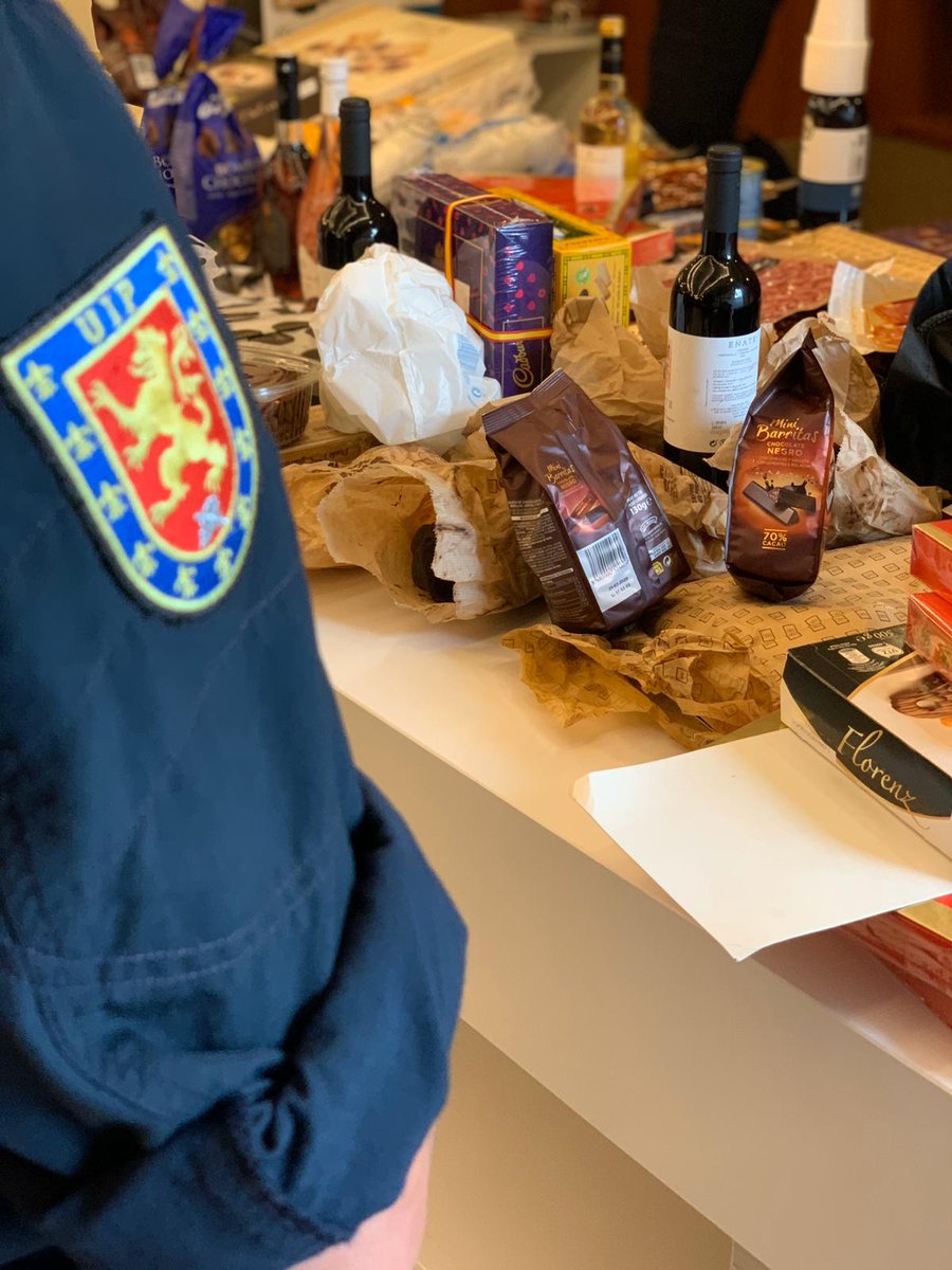 policia's tweet photo. ¡MUCHAS GRACIAS!

a todas las personas que inundan a los @policia en Barcelona con mensajes, obsequios y, sobre todo,

con ILUSIÓN y FUERZA para seguir trabajando contra los violentos y por el libre ejercicio de derechos y libertades.

#SomosUIP #SomosTuPolicía #EstamosPorTi https://t.co/sVkhlhYyq8