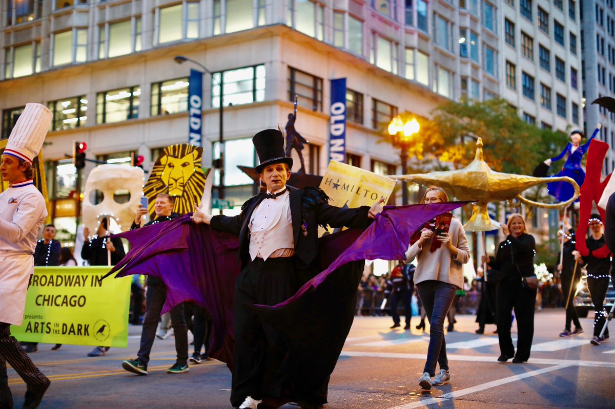 ChiFLAE's tweet photo. Last night’s festive, magical #ArtsintheDark parade celebrated #Halloween as the artist’s holiday — and the 2019 Year of Chicago Theatre, featuring more than a dozen local companies and hundreds of kids and teens. Thank you, @LUMA8Chicago and @ChicagoDCASE! #2019isYOCT 🎃 🧛‍♀️ 🍭 https://t.co/jgg9hmqM0z