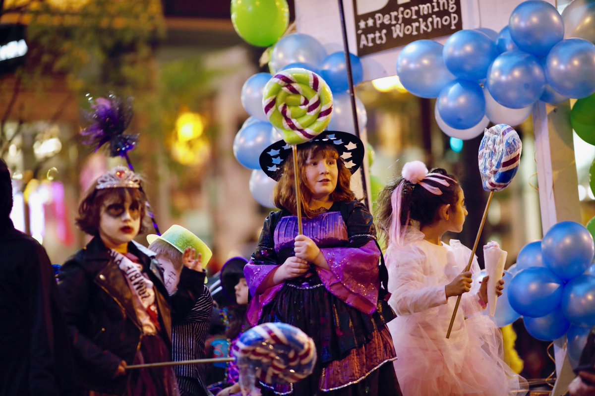 ChiFLAE's tweet photo. Last night’s festive, magical #ArtsintheDark parade celebrated #Halloween as the artist’s holiday — and the 2019 Year of Chicago Theatre, featuring more than a dozen local companies and hundreds of kids and teens. Thank you, @LUMA8Chicago and @ChicagoDCASE! #2019isYOCT 🎃 🧛‍♀️ 🍭 https://t.co/jgg9hmqM0z