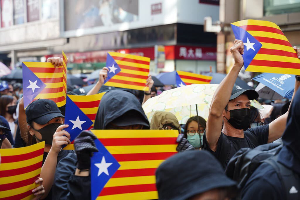 我哋今日喺尖沙咀派嘅加泰隆尼亞旗深受歡迎，首批一千張加泰旗唔夠十分鐘就派曬。唔少民眾喺遊行隊伍入面高舉旗幟，象徵住「港加團結 反抗暴政」嘅決心。我哋喺度感謝各位，同時希望能夠喺24/10(星期四)晚上7點遮打花園嘅集會之中再次見到大家。
#StandWithHongKong #StandWithCatalonia