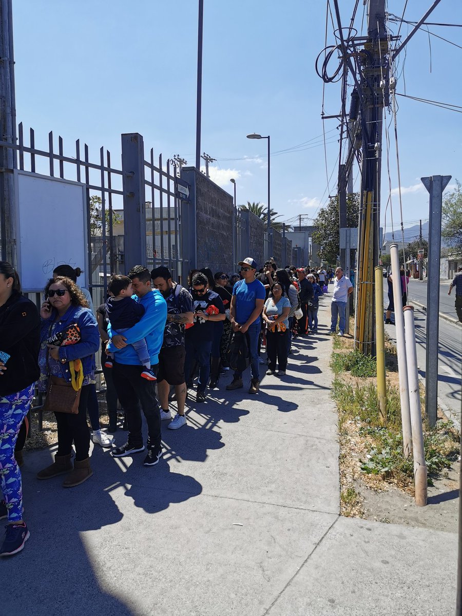 #lacalera caos colectivo, líder de la Calera único supermercado abierto, entran de 10 personas, larga fila para poder entrar