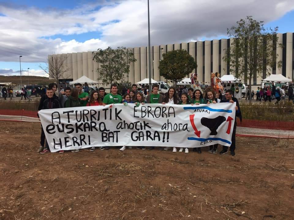 koldo_tellitu's tweet photo. Argia ikastola aurrera jarraitzeko, erriberan euskaraz bizi garela ikustarazteko, erriberan euskarak bultzada behar duelako, Argitxo pozik jarriko delako... @Nafarroa_Oinez-!!!. Nik ARGI dut, euskara ofiziala Nafarroa osoan #Behingoz #nafarroaoinez @EHIkastolak @NafarIkastolak https://t.co/Fx2S9NYHXr