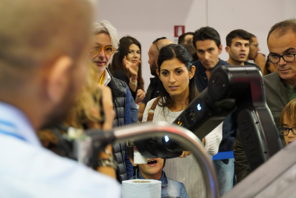 MakerFaireRome's tweet photo. La Sindaca di Roma @virginiaraggi in visita a #MakerFaireRome si unisce ai tantissimi fan della #robotica. L'Italia è il 5° paese al mondo per #AI e #MachineLearning. https://t.co/hqBL0IdDFX