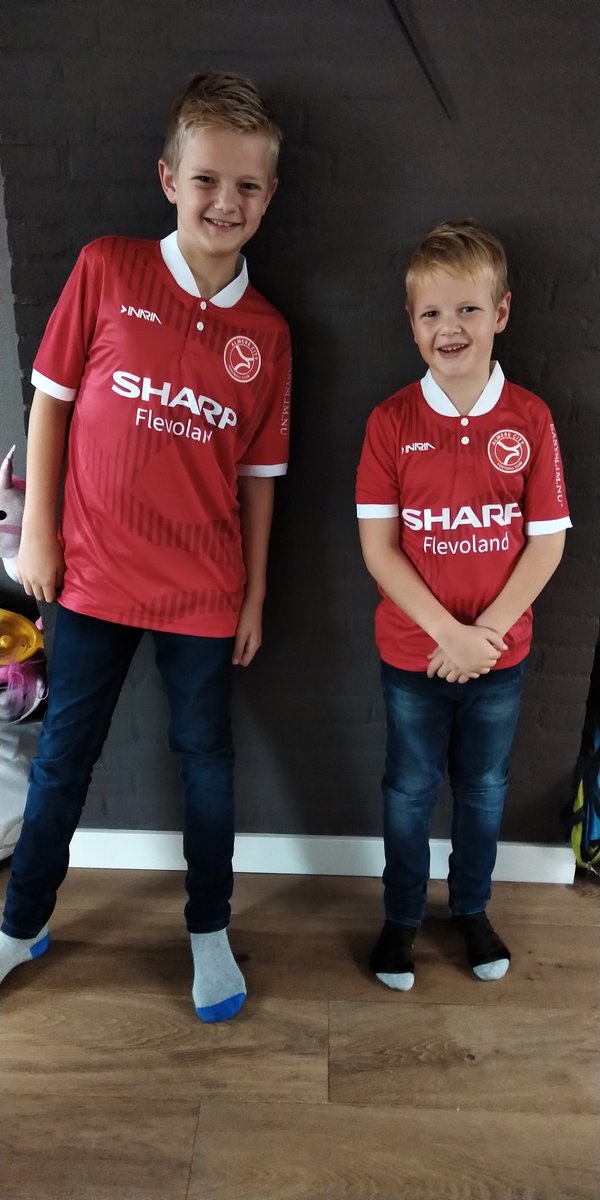 sharpbparnhem's tweet image. De jongens zijn helemaal trots op hun nieuwe Sharp shirts 💪💪
#sharpflevoland #sharpbusinesspointarnhem @AlmereCityFC @SharpBPAlmere