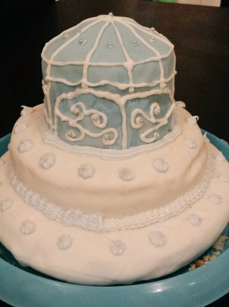 NicMorgz's tweet photo. Ok so not the best but i havent made a tiered cake for a while now. Need to keep practicing #cakesunday #tinketcakebox https://t.co/Os8xeYDK8f