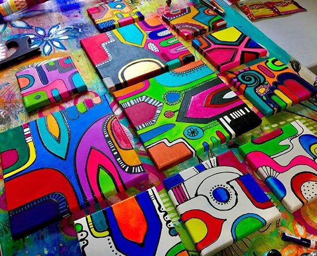RobinMeadDesign's tweet photo. Just adding finishing touches to the large ones and I think I’m leaving a few of the smaller ones with more white.. now to list on my Website which I always procrastinate doing🤣🤣❤️Have a great day Ya’ll .
#artoftheday
#abstractlines
#artistsofinstag… https://t.co/DJbF9DdUeG https://t.co/BNf9vaRngR