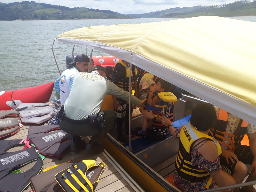 Senalalaire's tweet photo. #AEstaHora La Policía de Turismo verifica que los visistantes a la represa Calima en #Darien, disfruten de #TurismoSeguro. https://t.co/CTi7MuOiPj