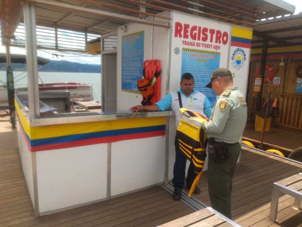 Senalalaire's tweet photo. #AEstaHora La Policía de Turismo verifica que los visistantes a la represa Calima en #Darien, disfruten de #TurismoSeguro. https://t.co/CTi7MuOiPj