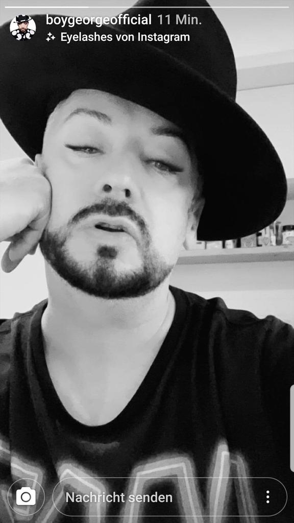 BoyGeorgesPage's tweet photo. #Eylashes #BoyGeorge
https://t.co/dFOrABj8GI https://t.co/XBfr7bmQOb