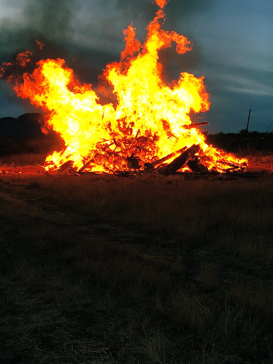 dbhs_dragons's tweet photo. 🔥Senior Night Bonfire💙 Thank you De Beque Firefighters for your help! #thedragonlife #smalltownsrule @CHSAA https://t.co/MdXOJE5CBY