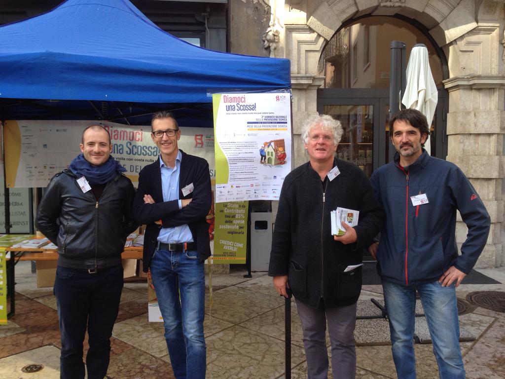 Torniamo in piazza oggi per #diamociunascossa e per dare informazioni sul rischio sismico