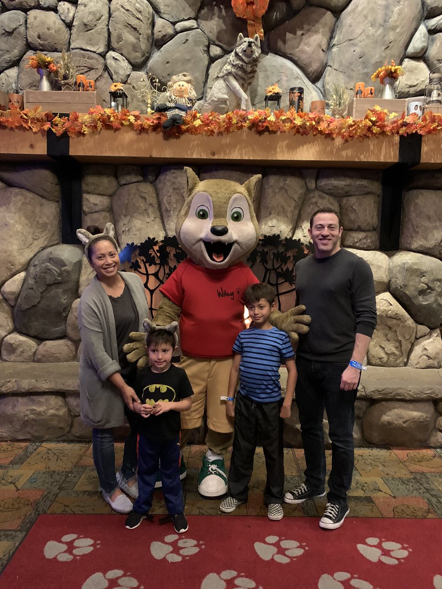 happymessMOM's tweet photo. Experienced so many family fun activities during our @GreatWolfLodge stay with @GenZSummit!! #genzss19 #greatwolflodge #gwlsocal #famliytravel #socalfamily https://t.co/cu1pQrSB1y