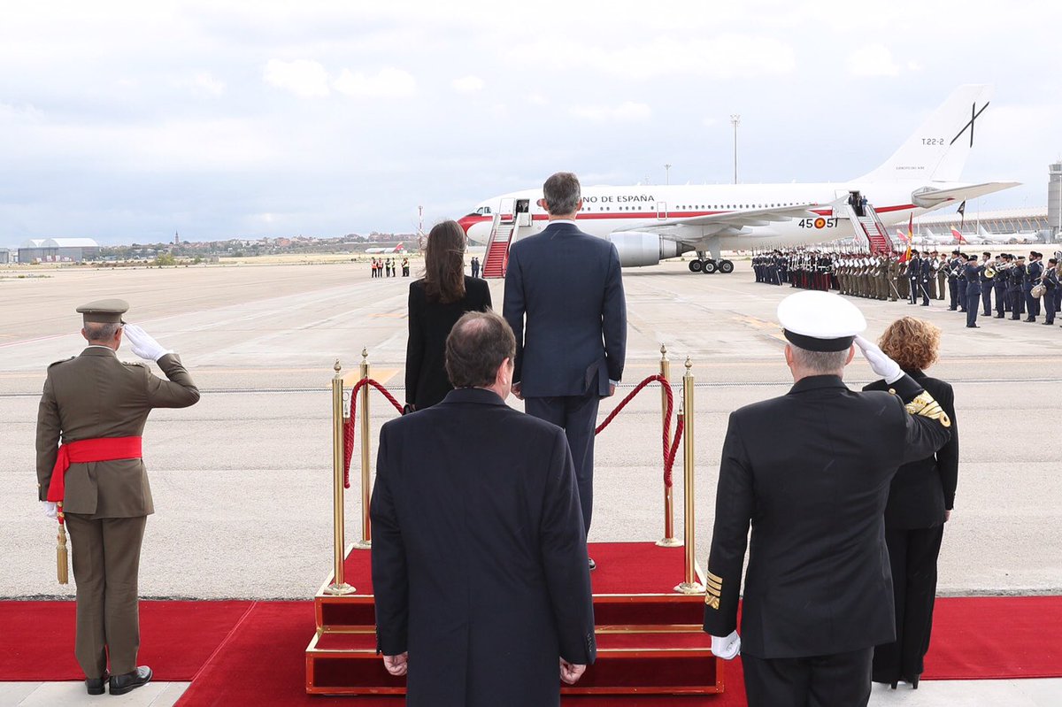 CasaReal's tweet photo. Los Reyes viajan a Japón para asistir a la ceremonia de entronización del Emperador Naruhito. https://t.co/eaHbSGlQQA https://t.co/FOMVG4cFvH
