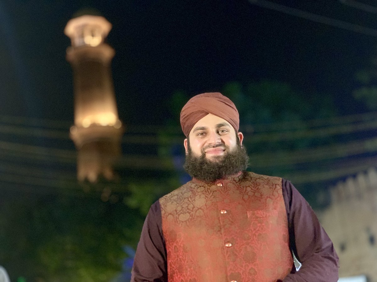 AhmedRazaQadri's tweet photo. اس مُسکراہٹ میں اتنی تازگی اس لیۓ نظر آتی ہے، کیونکہ سر پہ ماں باپ کا سایہ سلامت ہے۔۔۔۔۔ الحمدلله https://t.co/fEgl1Z6xmI