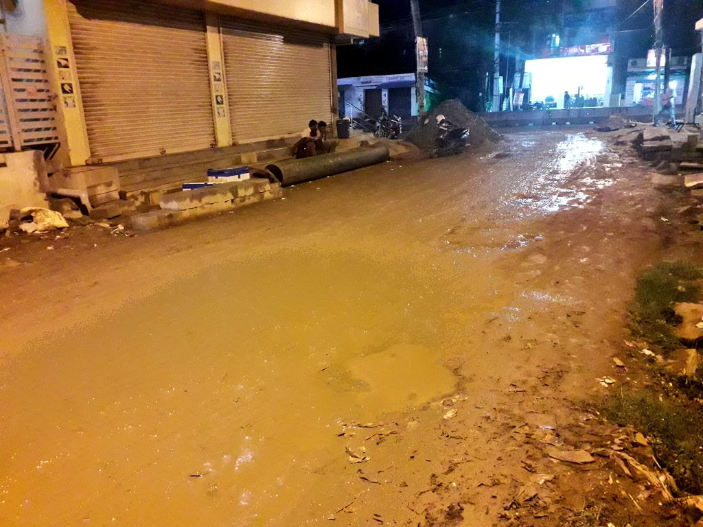 tinucherian's tweet image. The beautiful roads of Whitefield, as claimed to be &apos;developed&apos; by local MLA @ArvindLBJP .
Trying to walk this half km road for the last 25 min, without falling into the mud.
#MahadevapuraDemands #Bengaluru #Kadugodi.