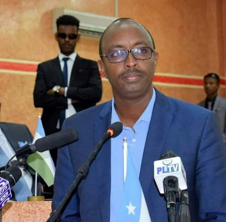 AliSiiad's tweet photo. Wasiirka Arimaha Gudaha Puntland  ayaa sheegay inaan la ogaalan doonin waxii xafiisyo siyaasadeed ah in Deegaanada Puntland laga furto inta uu dhamaanayo khilaafka Puntland iyo DFS ,balse waxa uu tilmaamay in la ogolyahay oo aan la joojin waxii Xafiisyo ah oo dadka loogu adeegyo https://t.co/QEYEKwfrnu