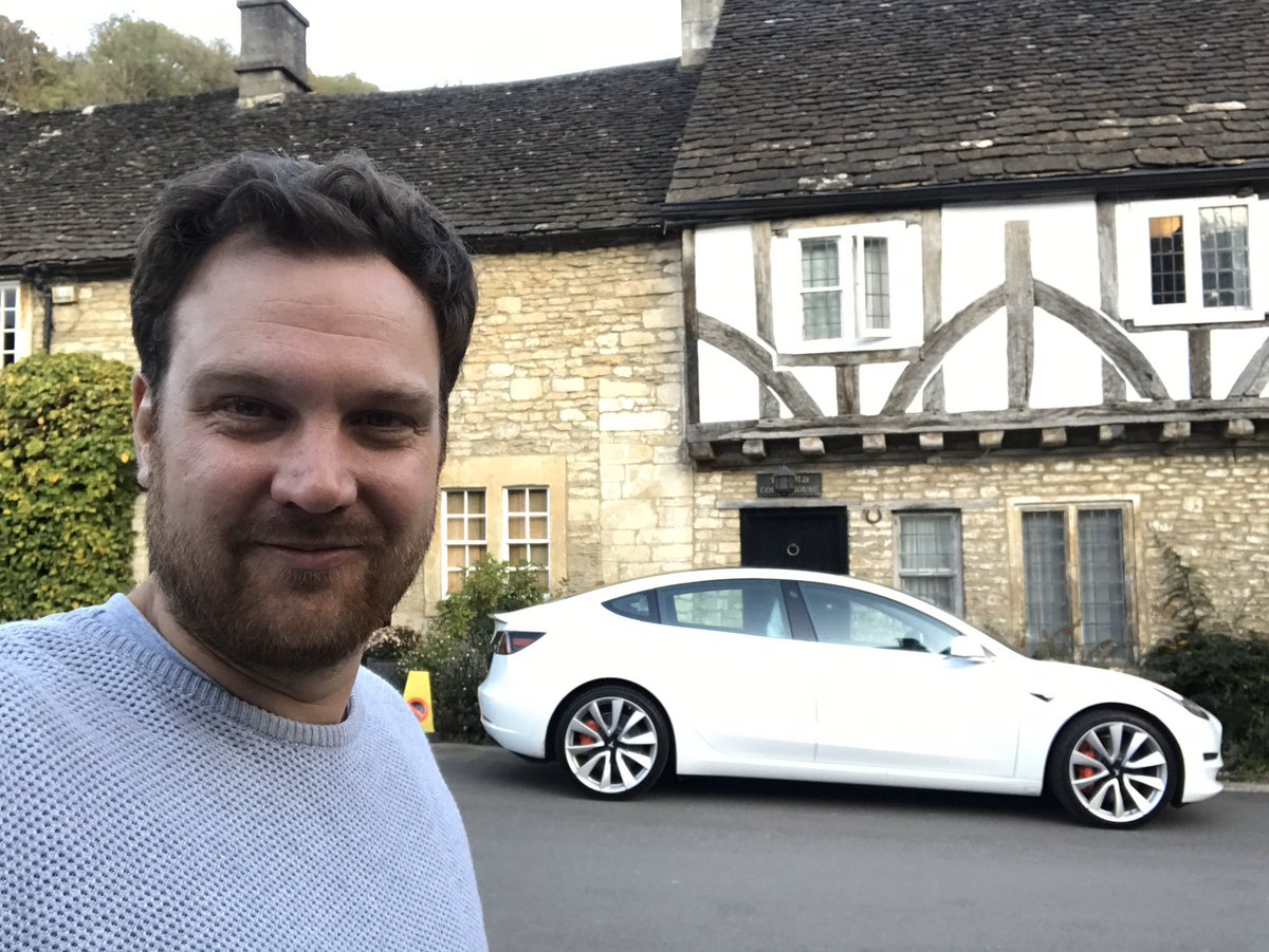 WiebeWkkr's tweet photo. It’s my first time in London (shame I know) so was planing to be the ordinary tourist today and see the usual things.
Than someone contacted me and said why don’t you try the Model 3 for a day?
An offer I cant refuse so went on a little UK roadtri👌might see London another time https://t.co/qIFB7lGhxu