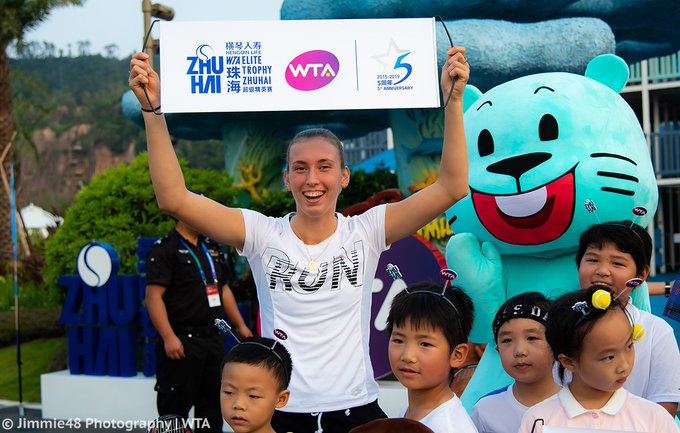 ELISE MERTENS - Página 3 EHVfMRkW4AAVBAv?format=jpg&name=small