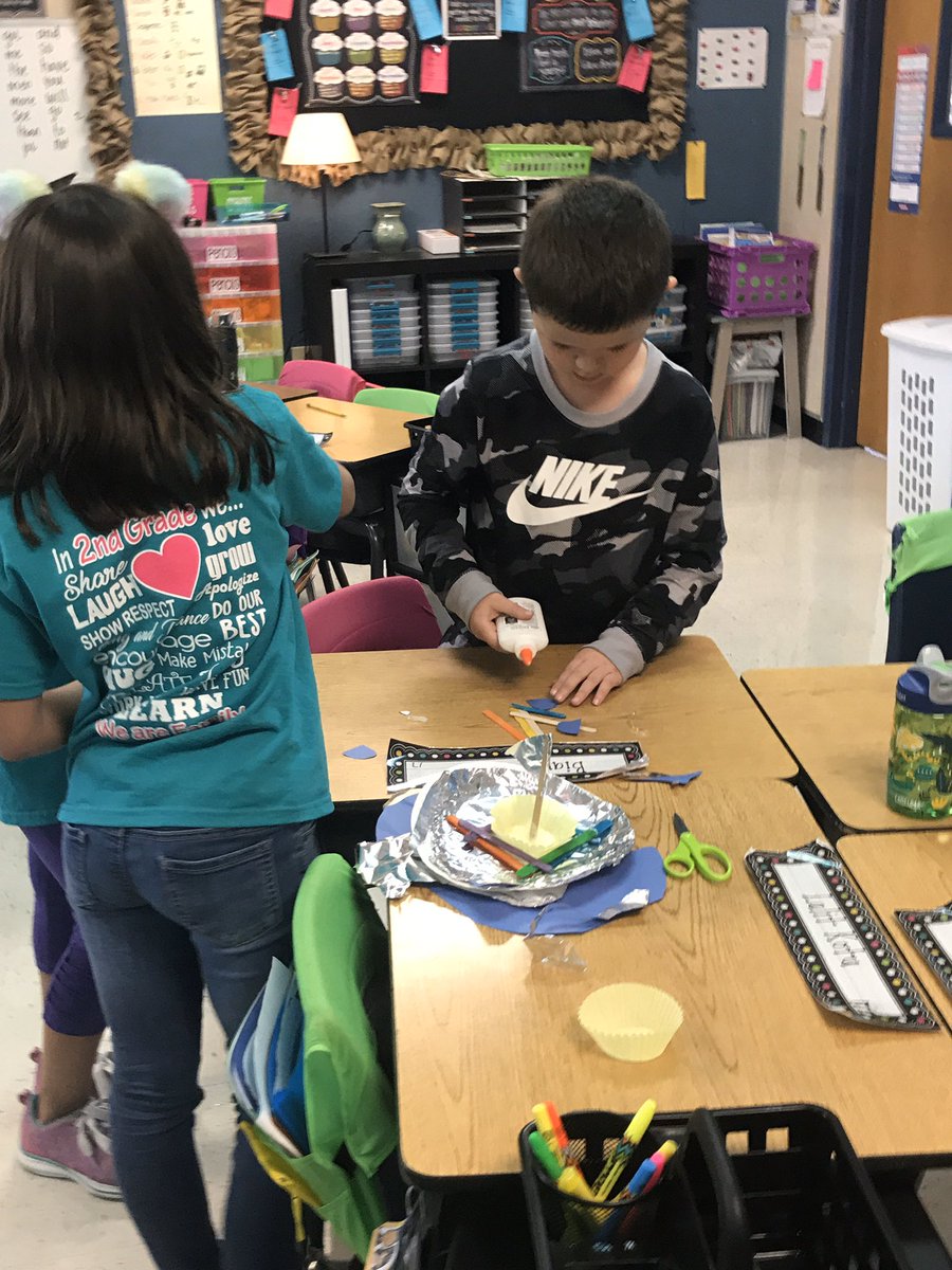 EECastillo5's tweet photo. Working hard on their boats. @MorningsideES @MsHollyShelton https://t.co/YFrpIIhhKE