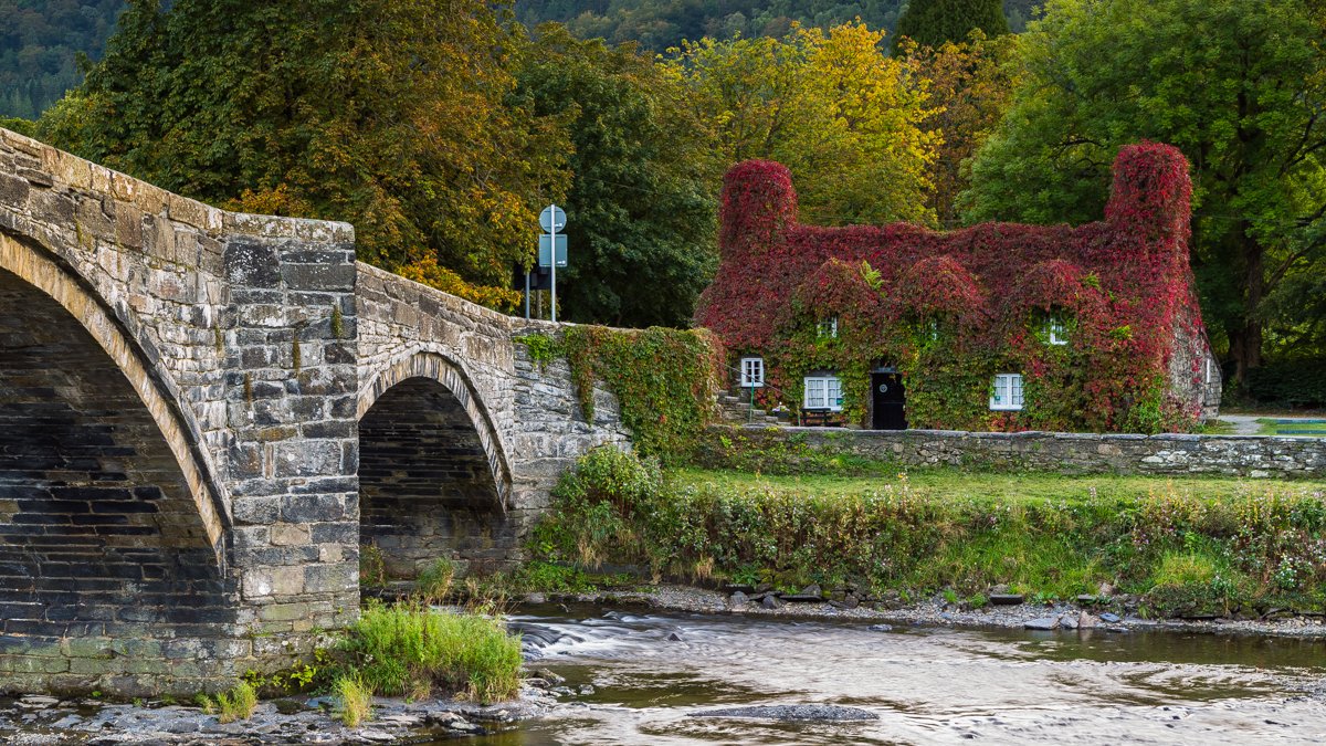 Famous Tearooms at Llanrwst in its autumnal colours
#Snowdonia #JamieSkipperPhotography