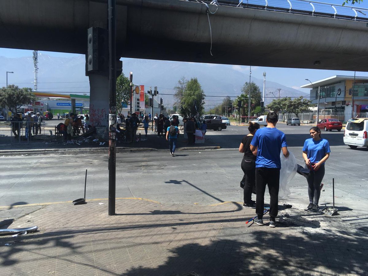 Jóvenes limpiando metro Trinidad