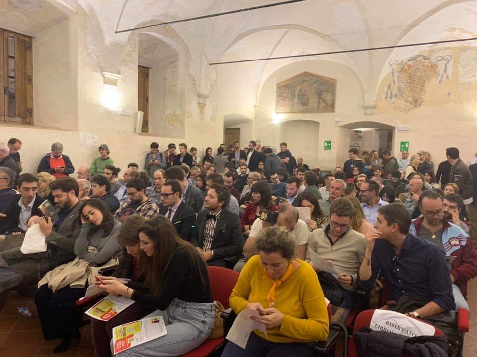 libropolisfest's tweet photo. Eccoci! #Libropolis2019 si chiude con un’altra grande #esclusiva: l’anteprima nazionale della “Critica al Liberalismo” di Alain De Benoist
Il grande e discusso pensatore francese intervistato e tradotto da Eduardo Zarelli, Alessio Mannino e @secaputo https://t.co/VkByJkqcqz
