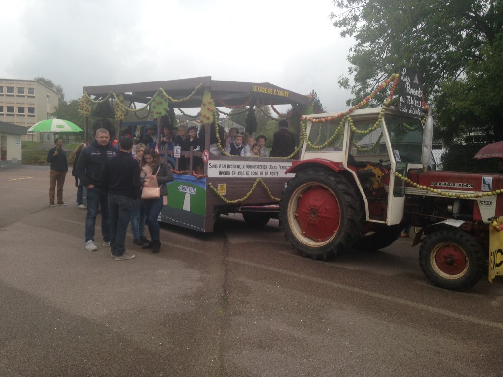 Foire de la pomme sous la pluie mais dans la bonne humeur ! Bravo à l ape de Crouttes et aux familles qui ont participé à l élaboration du char. #Vimoutiers #crouttes