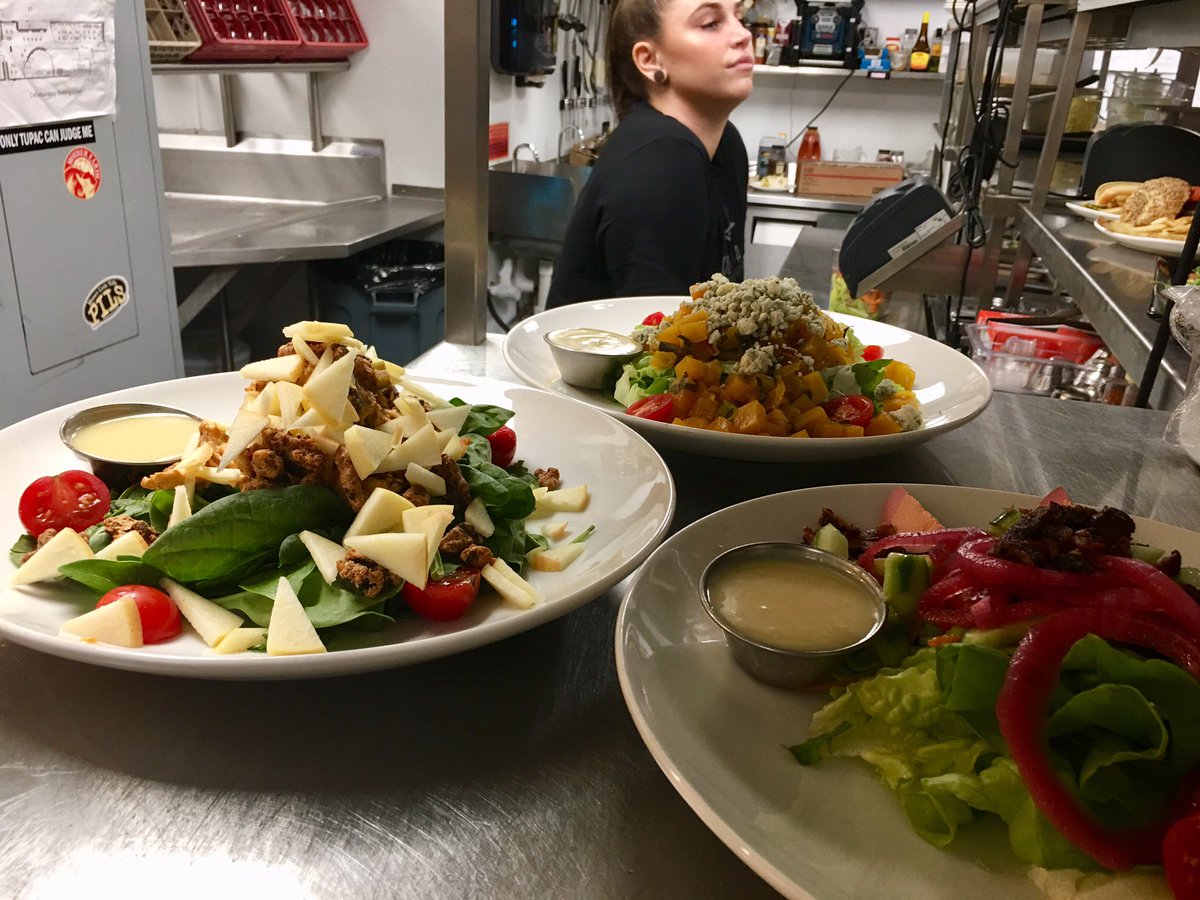 chameleonnaire's tweet image. One of you wants dressing on the side, you ALL get dressing on the side.
#cantbetoocareful #controlissues #sauceonsiders #guiltybyassociation