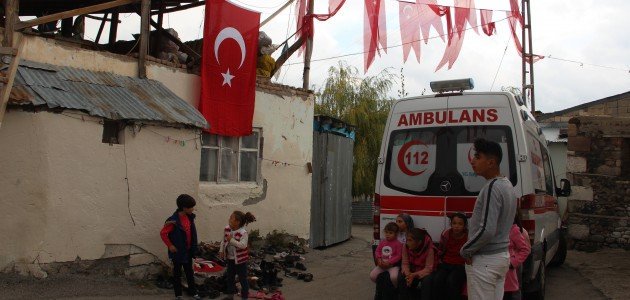 Bugün Şehit düşen canlarımızın baba ocakları.

Her Şehit evi fotokopi gibi neredeyse birbirinin aynı.

Hepsi Anadolu'nun fakir ve Kahraman evlatları.

Ruhları şad olsun.
