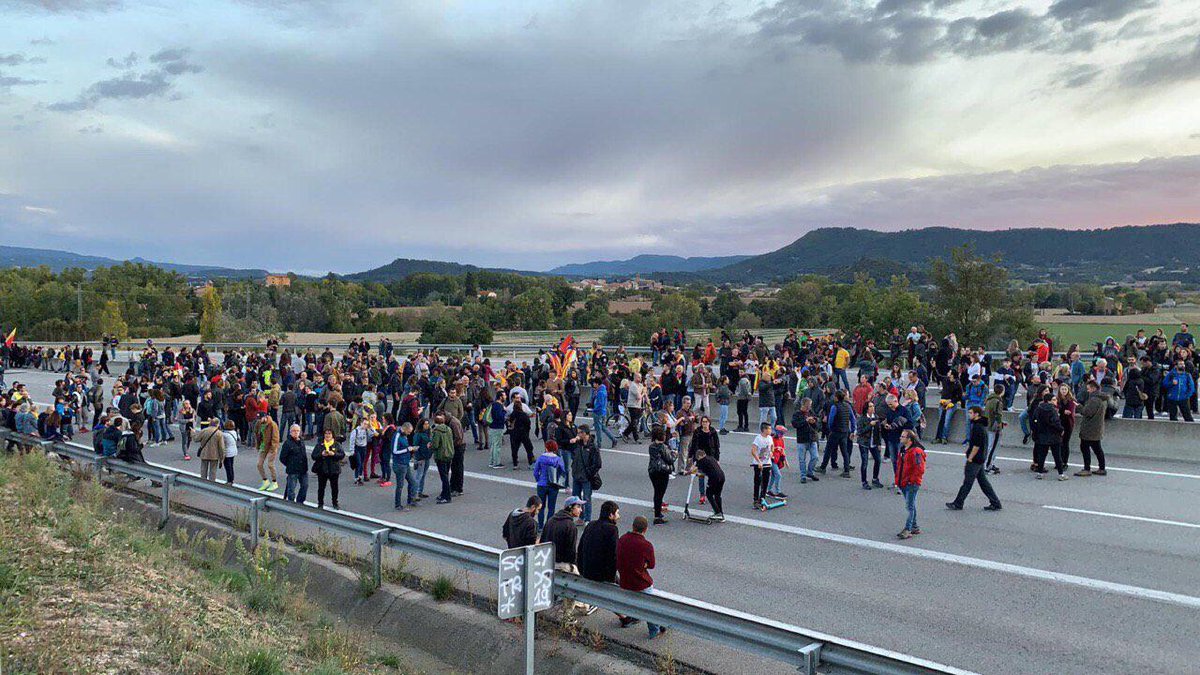 CDRepublicaVic's tweet photo. 🚧 TALL a la carretera C-17 km 60!! 

https://t.co/4zdtUdpGvo

#Vic i #AltTer HI SOM! -
👉Necessitem Gent

🚧✊ Perquè avui 20-Oct tampoc serà un dia normal: Avui tampoc normalitzen la repressió. https://t.co/AVEBd5tuma