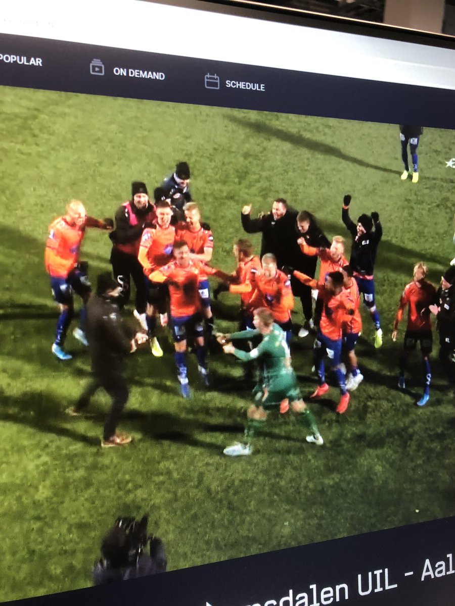 Seriegull og opprykk. Vi er oransje og blå. Vi er <a href="/AalesundsFK/">Aalesunds Fotballklubb</a>. Fantastisk sesong. Gratulerer alle,og ikkje minst grattis @Lars_Bohinen. Tida i skugganes dal er over🎉🎉🎉