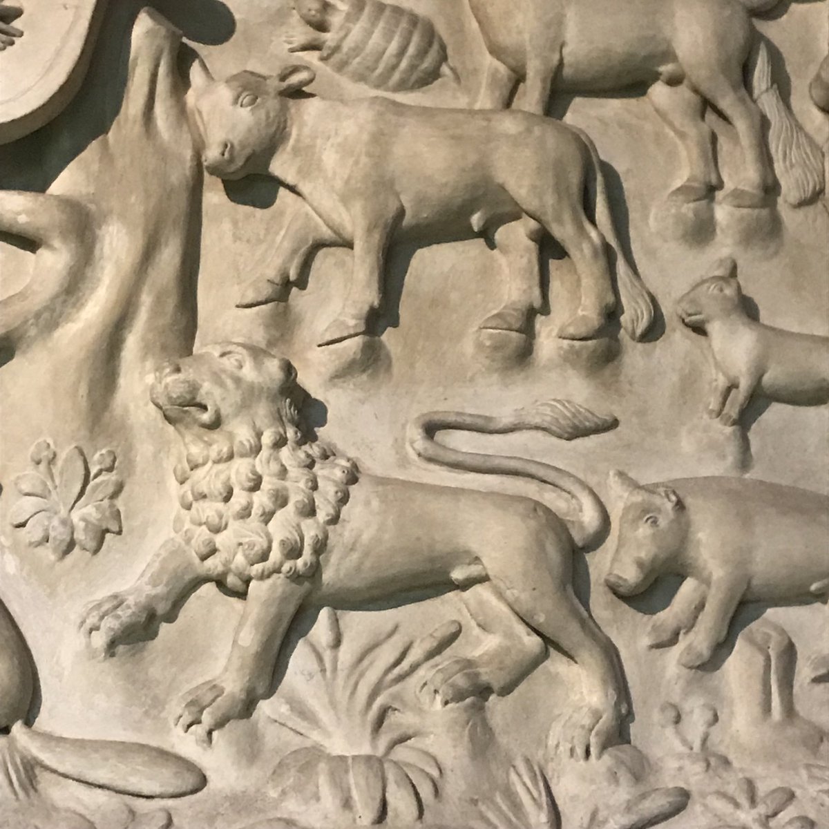 RYAntiques's tweet photo. Detail of the plaster frieze at Hardwick Hall #C17th #figurative #historic #plasterwork #folkart #antiquefolkart #naiveart #primitiveart #antiquestyle #badamember #BADAselects https://t.co/4Ybh5ui4oq