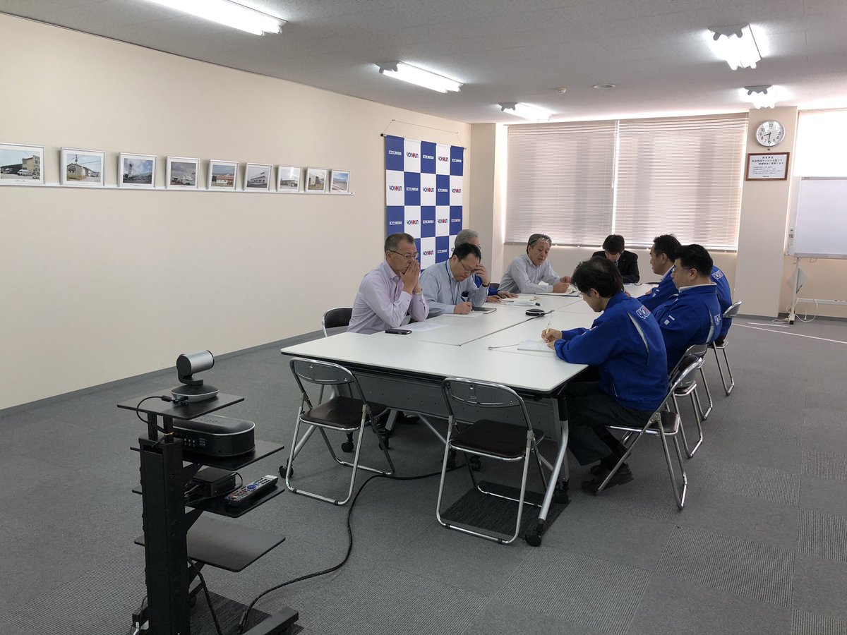 yokoun's tweet photo. 週初めのミーティングをテレビ会議システムに切り替えました。
これで横手市の本社と秋田オフィス間で、リアルタイムに会議ができるようになりました。
#loopgate #yokote #akita #横手 #秋田 https://t.co/a4Ek7I7avD