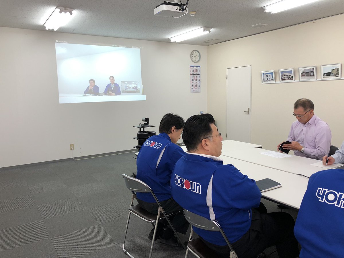 yokoun's tweet photo. 週初めのミーティングをテレビ会議システムに切り替えました。
これで横手市の本社と秋田オフィス間で、リアルタイムに会議ができるようになりました。
#loopgate #yokote #akita #横手 #秋田 https://t.co/a4Ek7I7avD