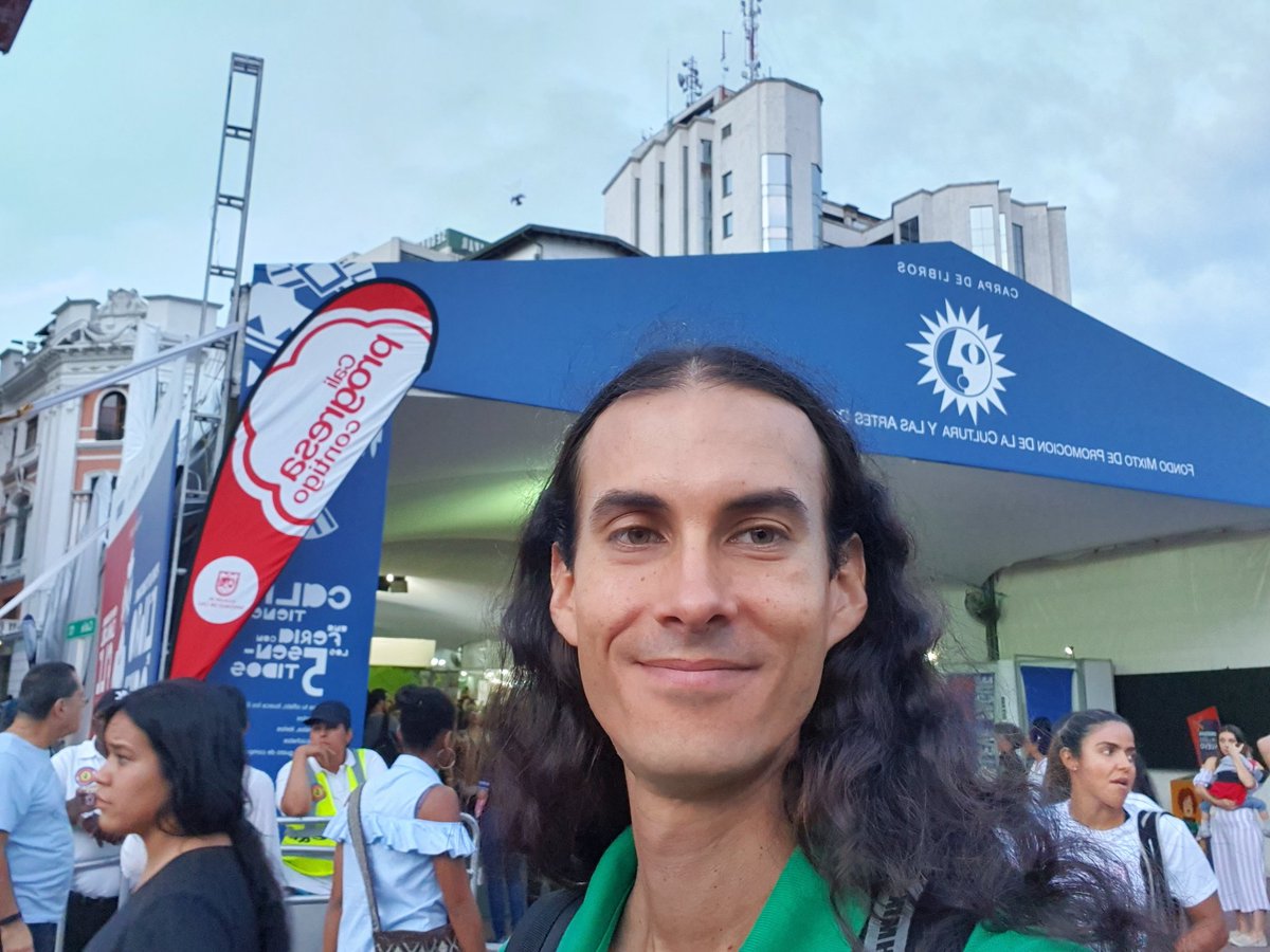 TerryHurtado's tweet photo. Repartiendo volantes y encontrándome con muchos amigos en la feria del libro
@PartidoVerdeCoL
🌻 #4Verde 💚 Concejo
🌻 #54Verde 💚 Asamblea
#MovimientoAnimalistaValle
#VamosPorLaVida
#feriadellibro https://t.co/30Y6bISZTs