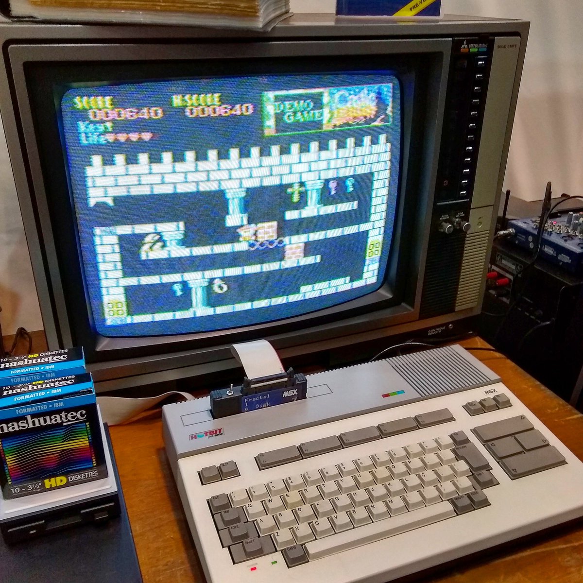 mariocavalcanti's tweet photo. Foto de um dos dias da BGS 2019. Castle Excellent no quarto imersivo do documentário Loading, no estande do @vgdbbr. Ouvi dizer que esse jogo é excelente. 😛 #BGS2019 #VGDBnaBGS #MSX https://t.co/qhslj2nLAx
