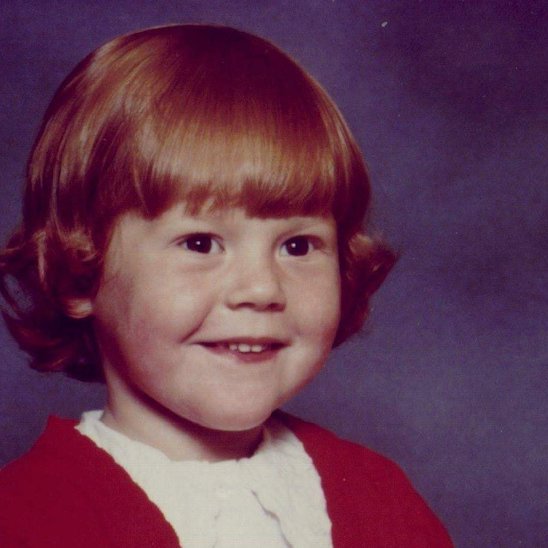 TrinePilgaard's tweet photo. Min mor har læst i avisen, at der er blevet delt skolefotos i løbet af ugen her på kanalen. Men jeg tror, hun missede pointen: 

"Se, jeg har taget et af dine billeder med fra børnehaven, Trine. Dem fra skolefotografen vil jo være synd at dele med Twitter ..." #takmor https://t.co/qi14KdaiY9