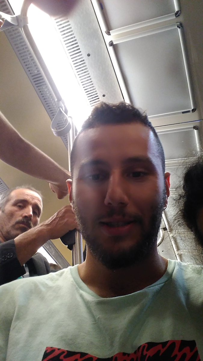 Bu adam metroda ayağıyla ayağımı itti. Neden bunu yaptınız diye sorduğumda ayağınızı çekmeniz için dedi. Diyalog kurmayı neden düşünmediniz dedim.Kurdum işte dedi. Bakın şöyle olur; fotoğrafınızı çekebilir miyim? buyurun dedi.Teşekkür ederim teşhir edeceğim sizi dedim. Uzaklaştı!
