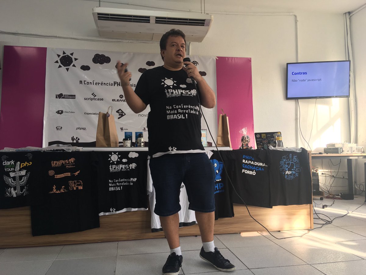 phpestene's tweet photo. O meu, o seu, o nosso querido ⁦@pokemaobr⁩ com a palestra “WebScrapping com Selenium Webdriver” 😍 #phpeste #recife #php #crawler #selenium https://t.co/6lQoGhLcLu