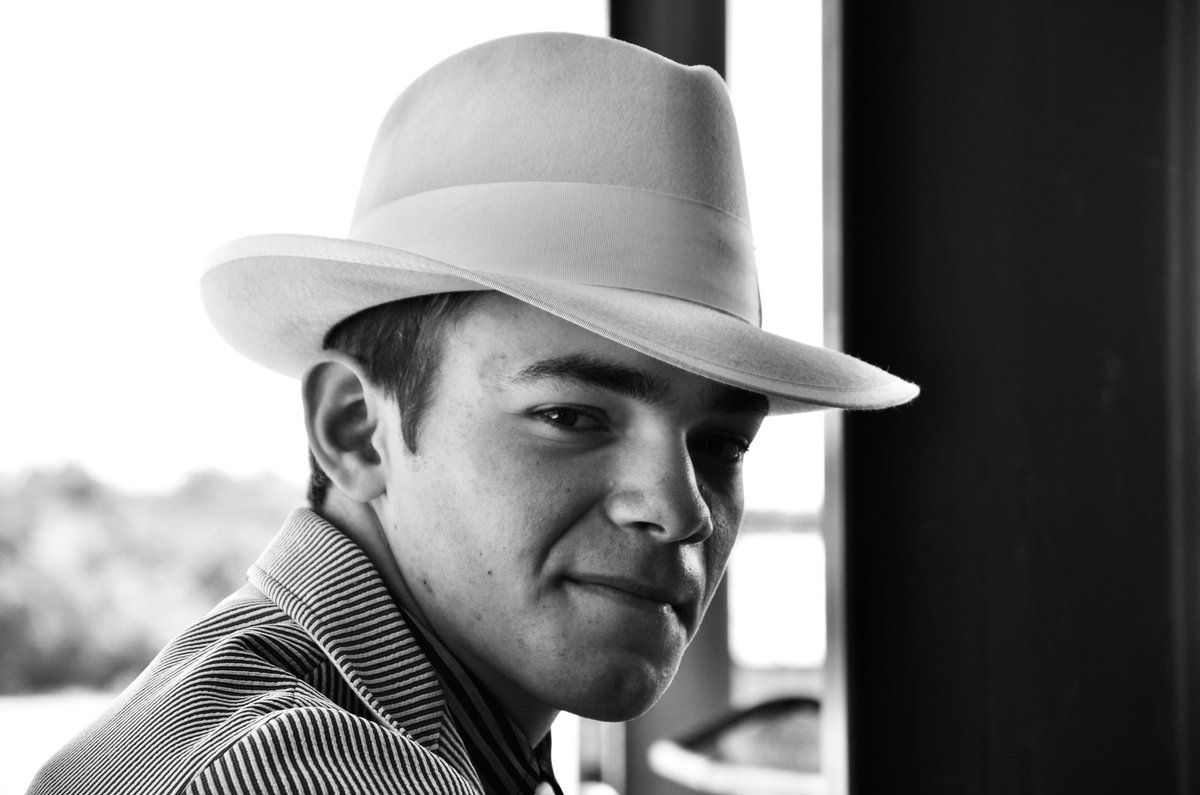 mattie_lue's tweet photo. Got the opportunity to take senior pictures for TK. He’s a pimp.🎲 #SeniorSunday https://t.co/WjAIBkg2Cj